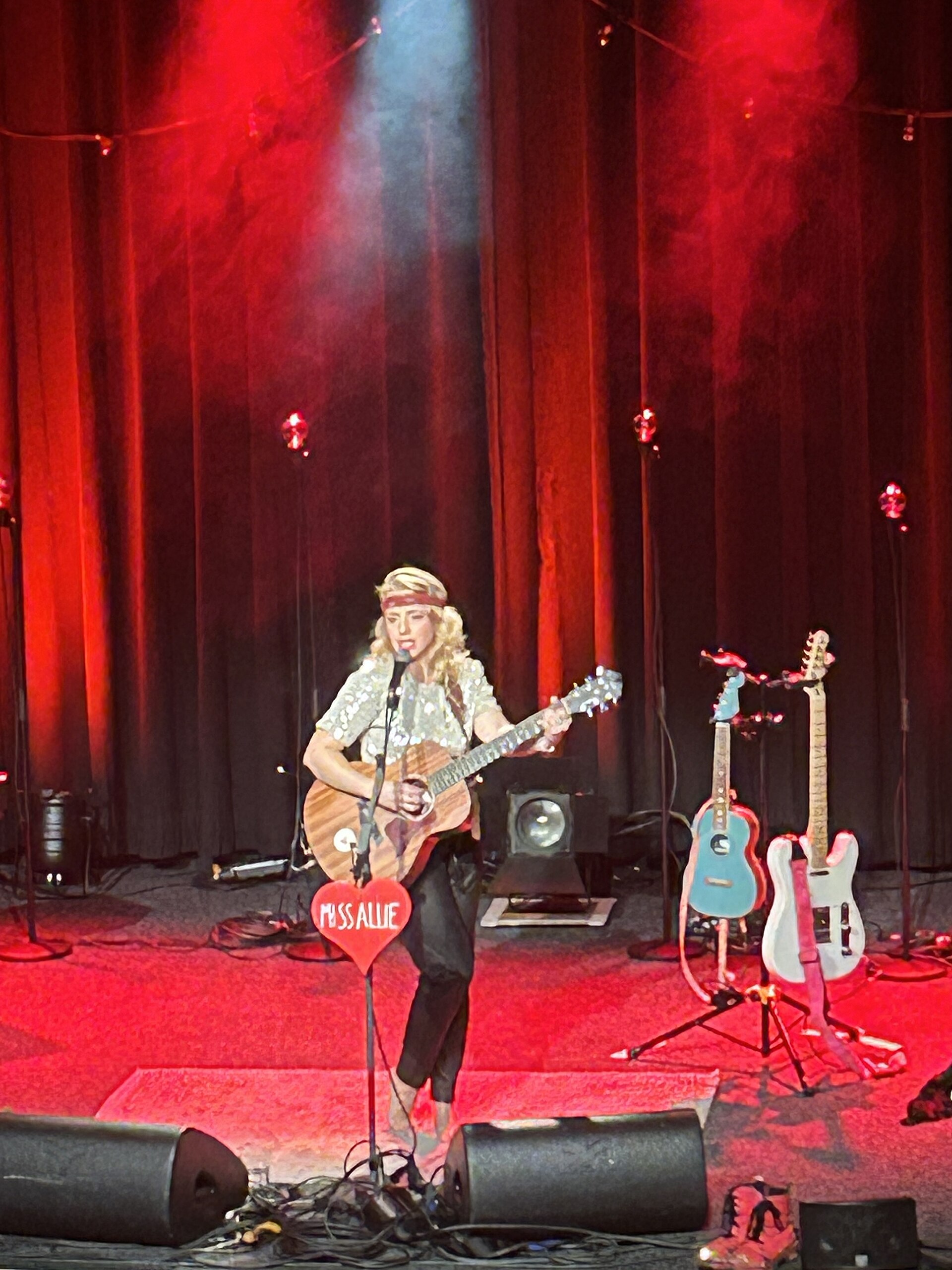 Miss Allie beim Tourauftakt ihrer "Immer wieder fallen"-Tour in Oldenburg