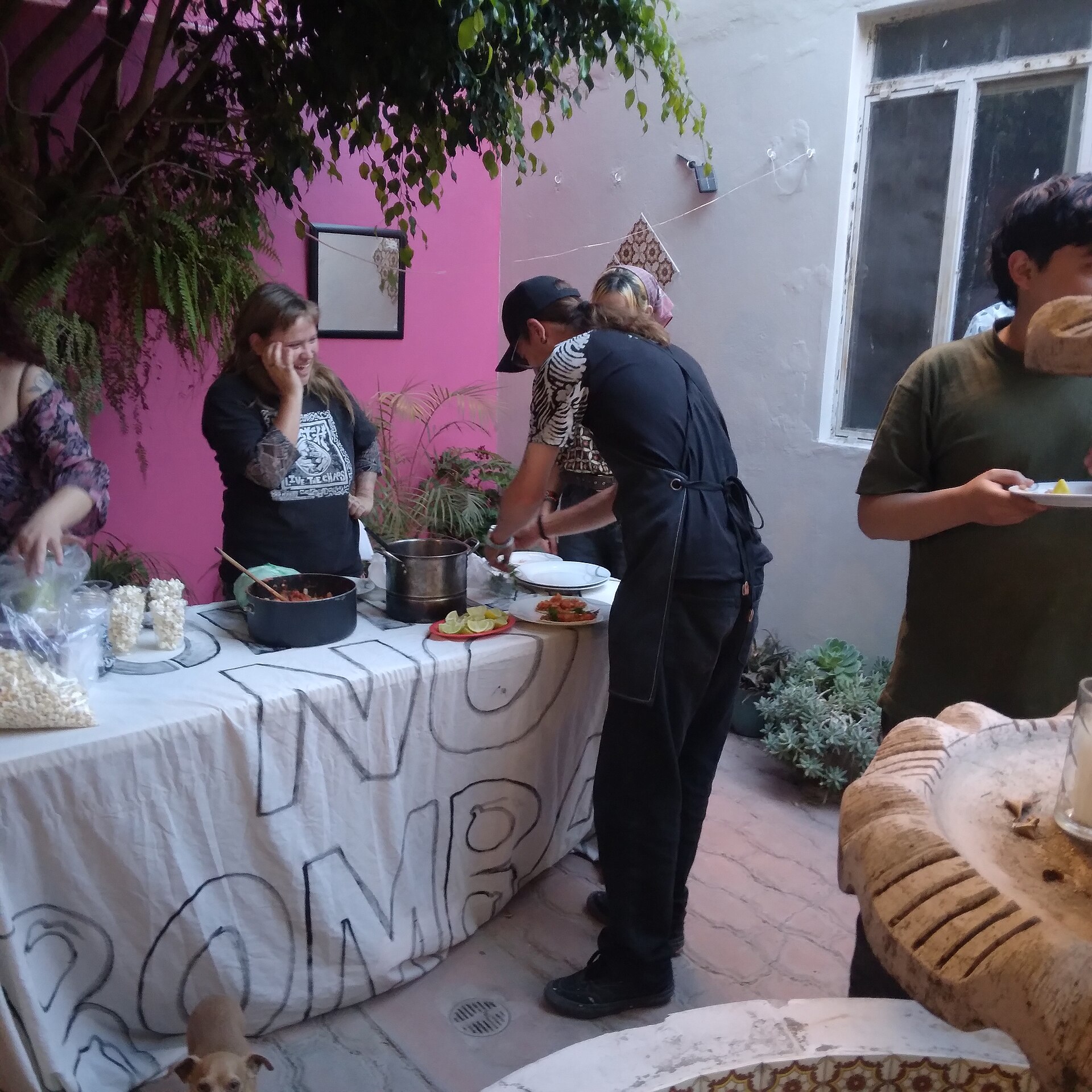 Repartida de tacos de papas enjitomatadas, frijoles de la olla y palomitas, por parte del Colectivo Comida No Bombas Aguascalientes, durante la Jornada en apoyo a Palestina convocada por la Red por Palestina Aguascalient