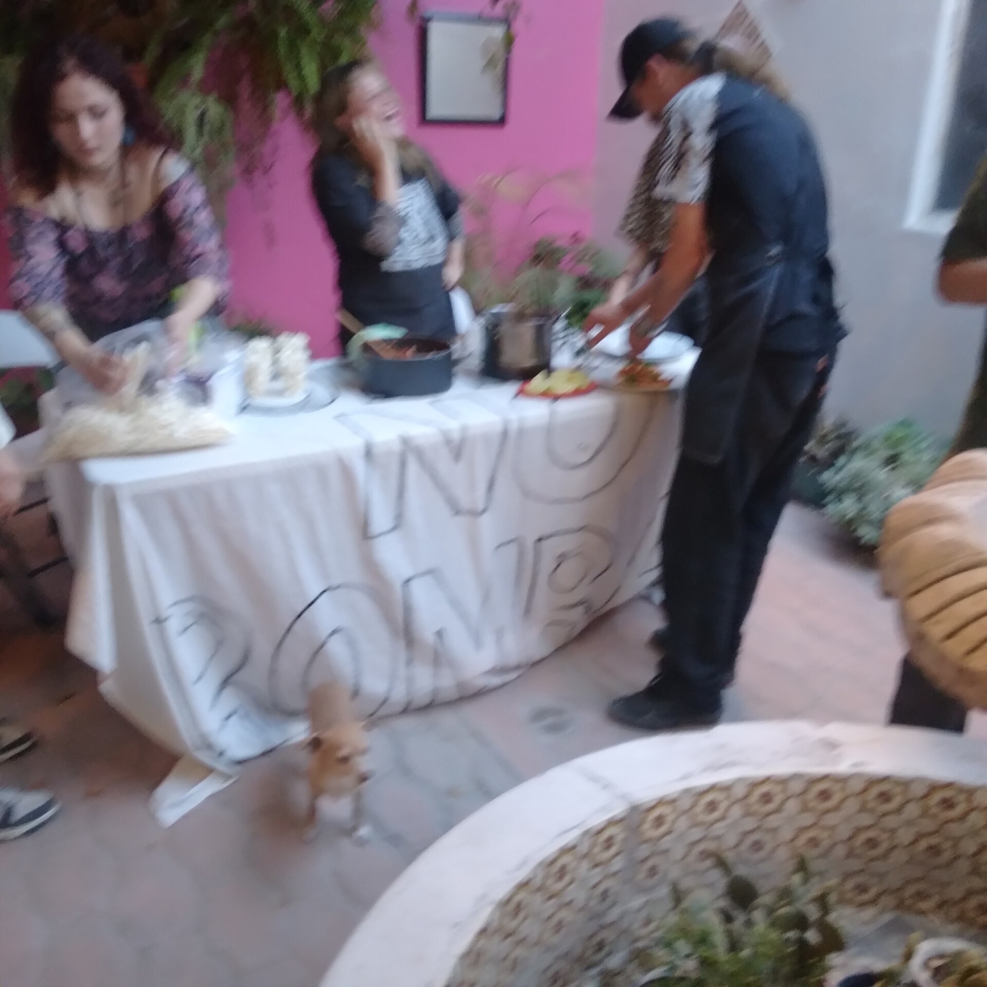 Repartida de tacos de papas enjitomatadas, frijoles de la olla y palomitas, por parte del Colectivo Comida No Bombas Aguascalientes, durante la Jornada en apoyo a Palestina convocada por la Red por Palestina Aguascalient