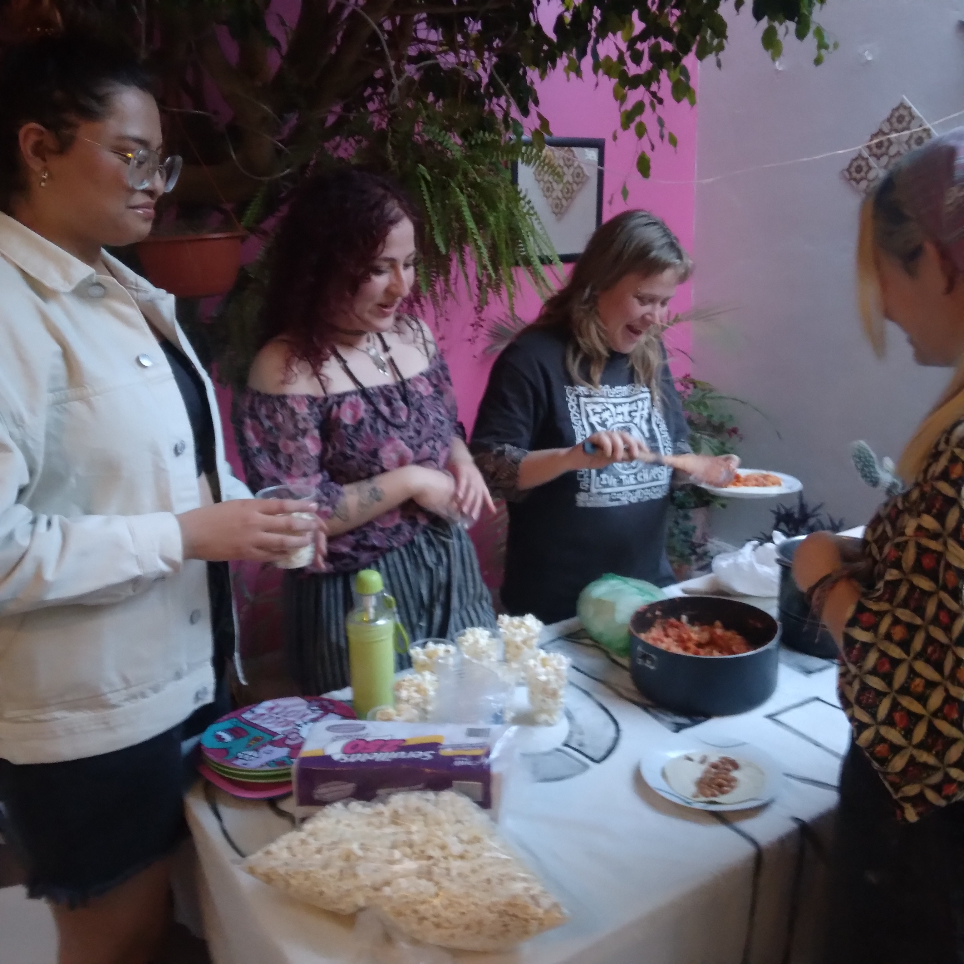 Repartida de tacos de papas enjitomatadas, frijoles de la olla y palomitas, por parte del Colectivo Comida No Bombas Aguascalientes, durante la Jornada en apoyo a Palestina convocada por la Red por Palestina Aguascalient