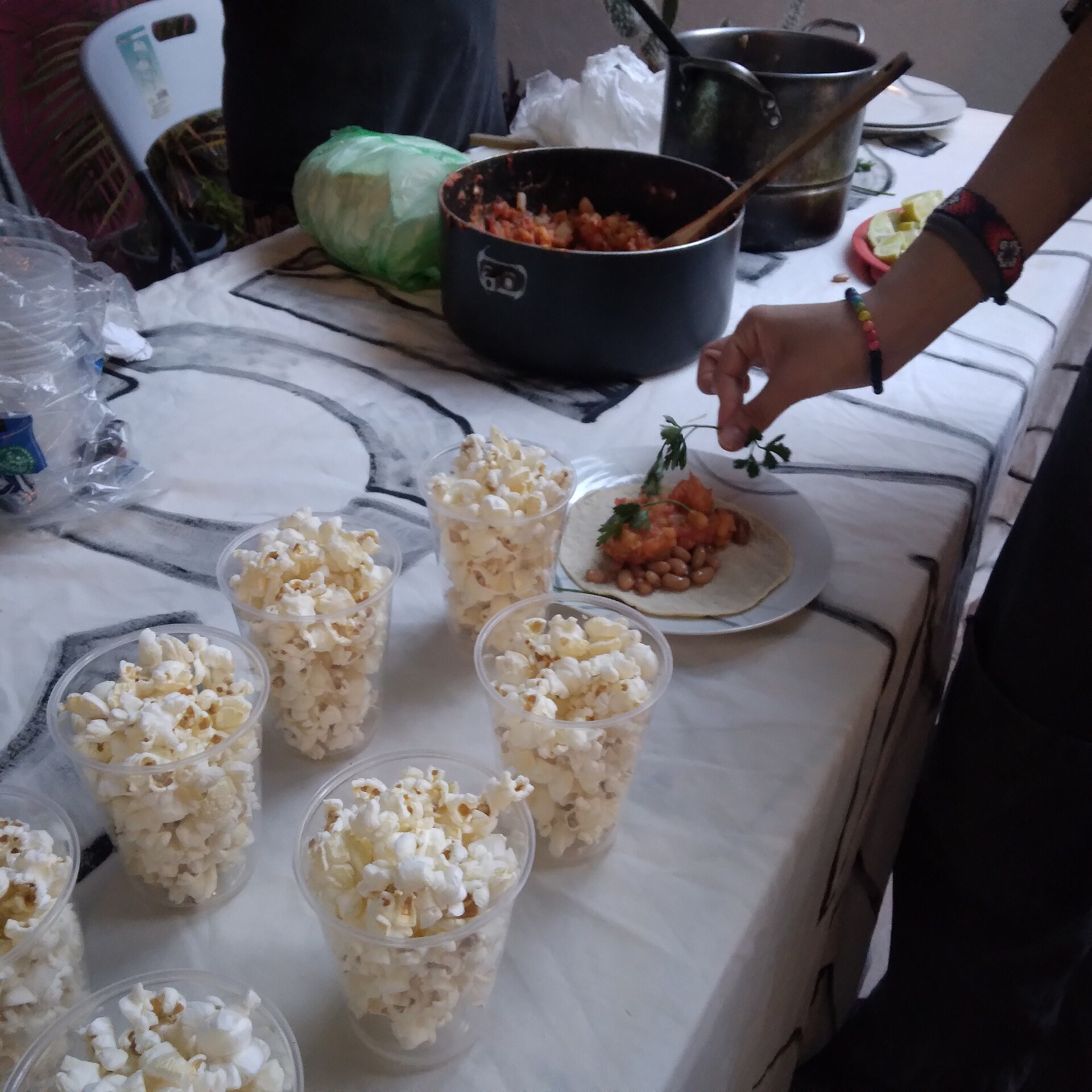 Repartida de tacos de papas enjitomatadas, frijoles de la olla y palomitas, por parte del Colectivo Comida No Bombas Aguascalientes, durante la Jornada en apoyo a Palestina convocada por la Red por Palestina Aguascalient