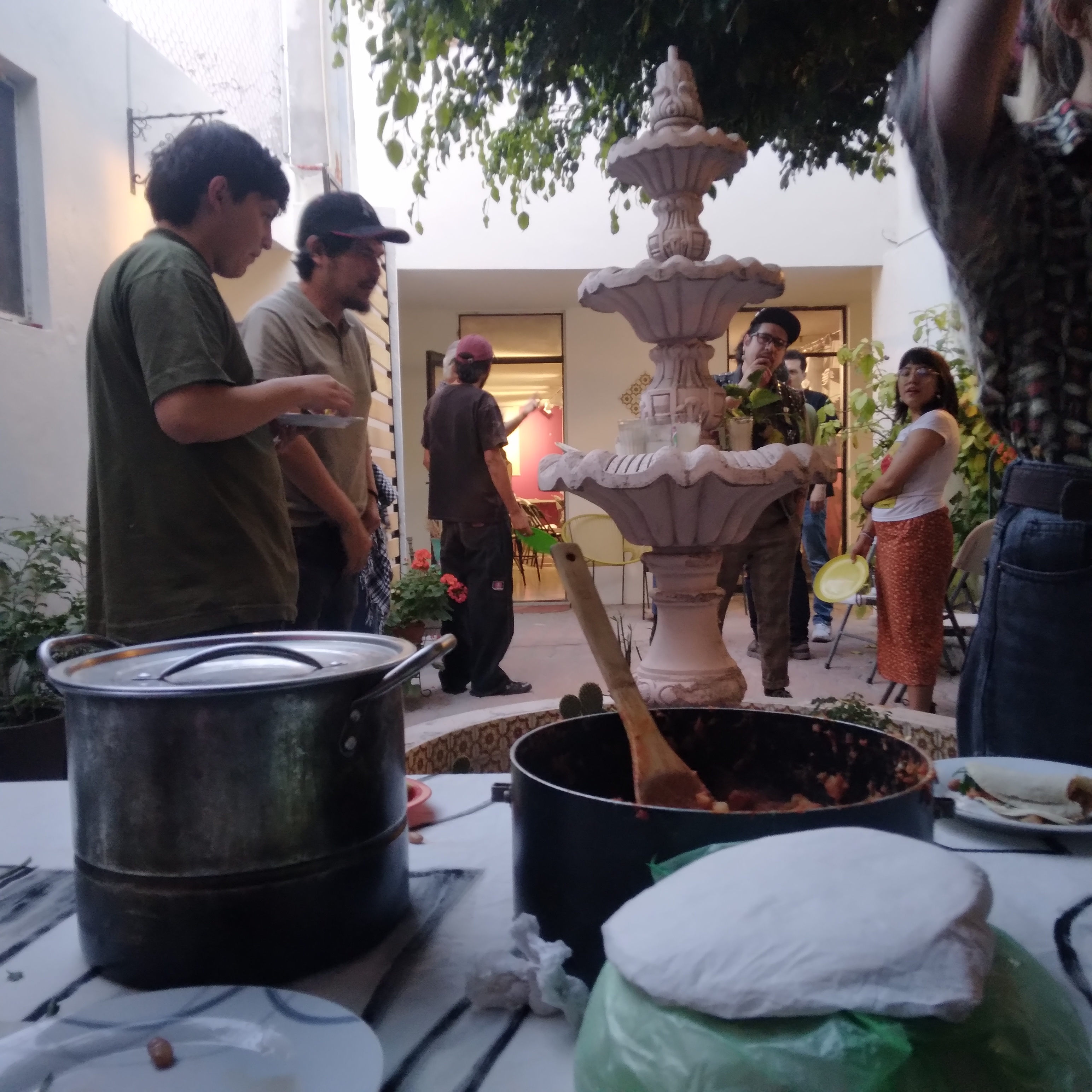 Repartida de tacos de papas enjitomatadas, frijoles de la olla y palomitas, por parte del Colectivo Comida No Bombas Aguascalientes, durante la Jornada en apoyo a Palestina convocada por la Red por Palestina Aguascalient