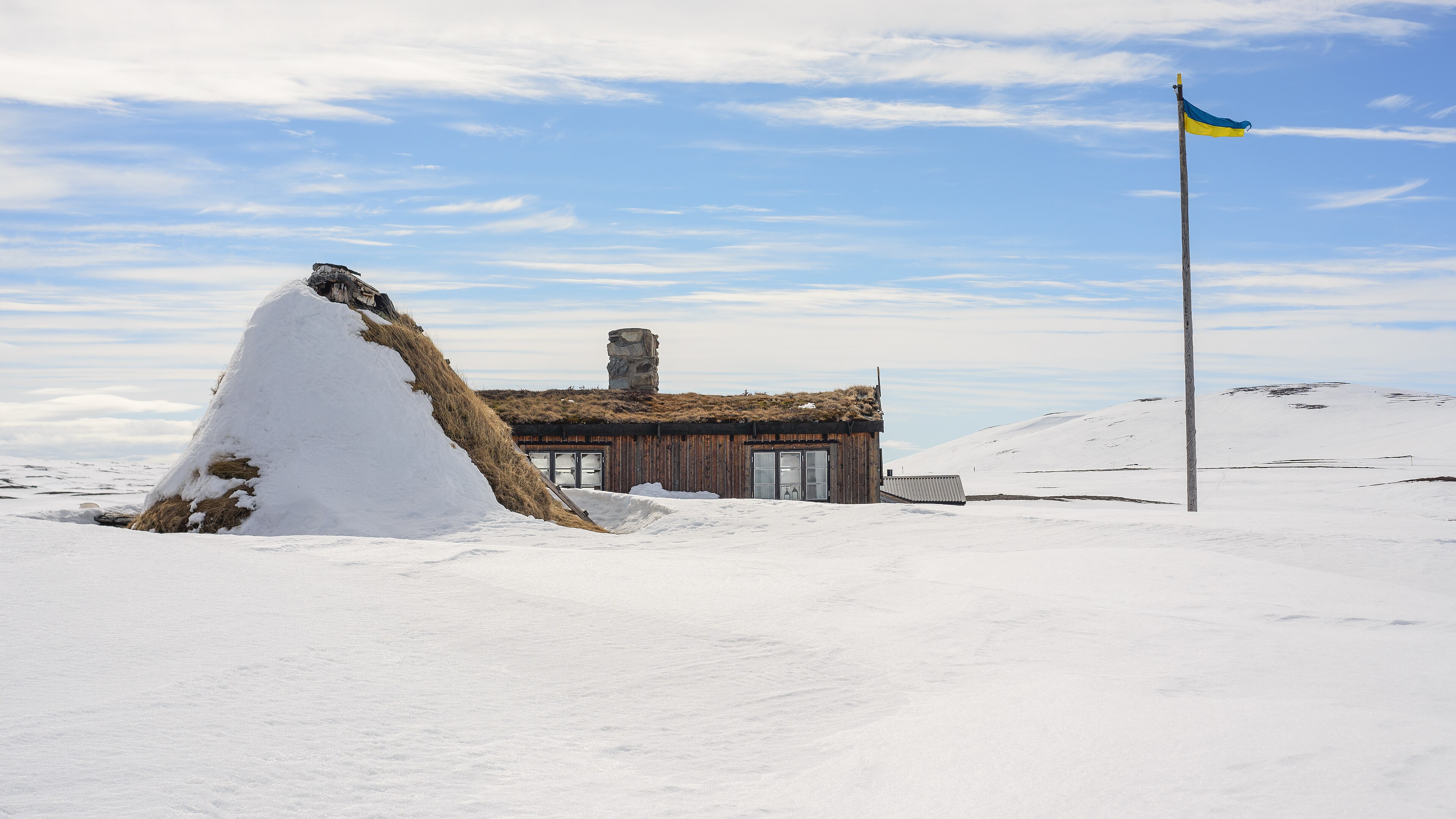 Himmelsrasta  is a mountain cabin built by swedish artist  Paul Jonze  in the 1940s. Between Ljungdalen and Mount Helags, (Berg municipality, Jämtland county
