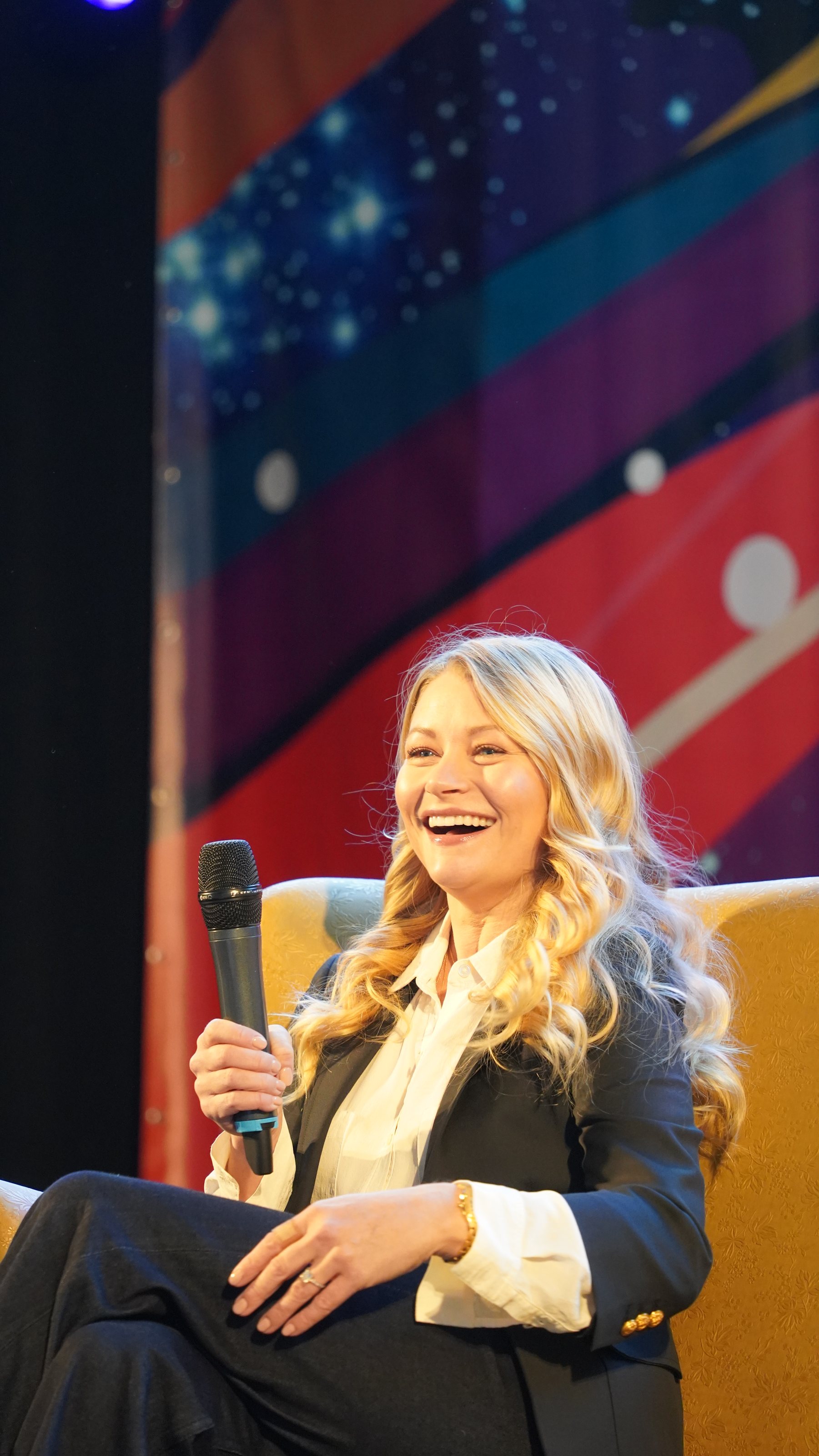 Comiccon Brussels 2022 - Q&A Emilie De Ravin 
 Emilie De Ravin
  aka Belle, Claire, Tess Harding,...
Once Upon A Time - LOST -  Roswell - Beastmaster - ...
  Our next guest is a super talented Australian actress who is v