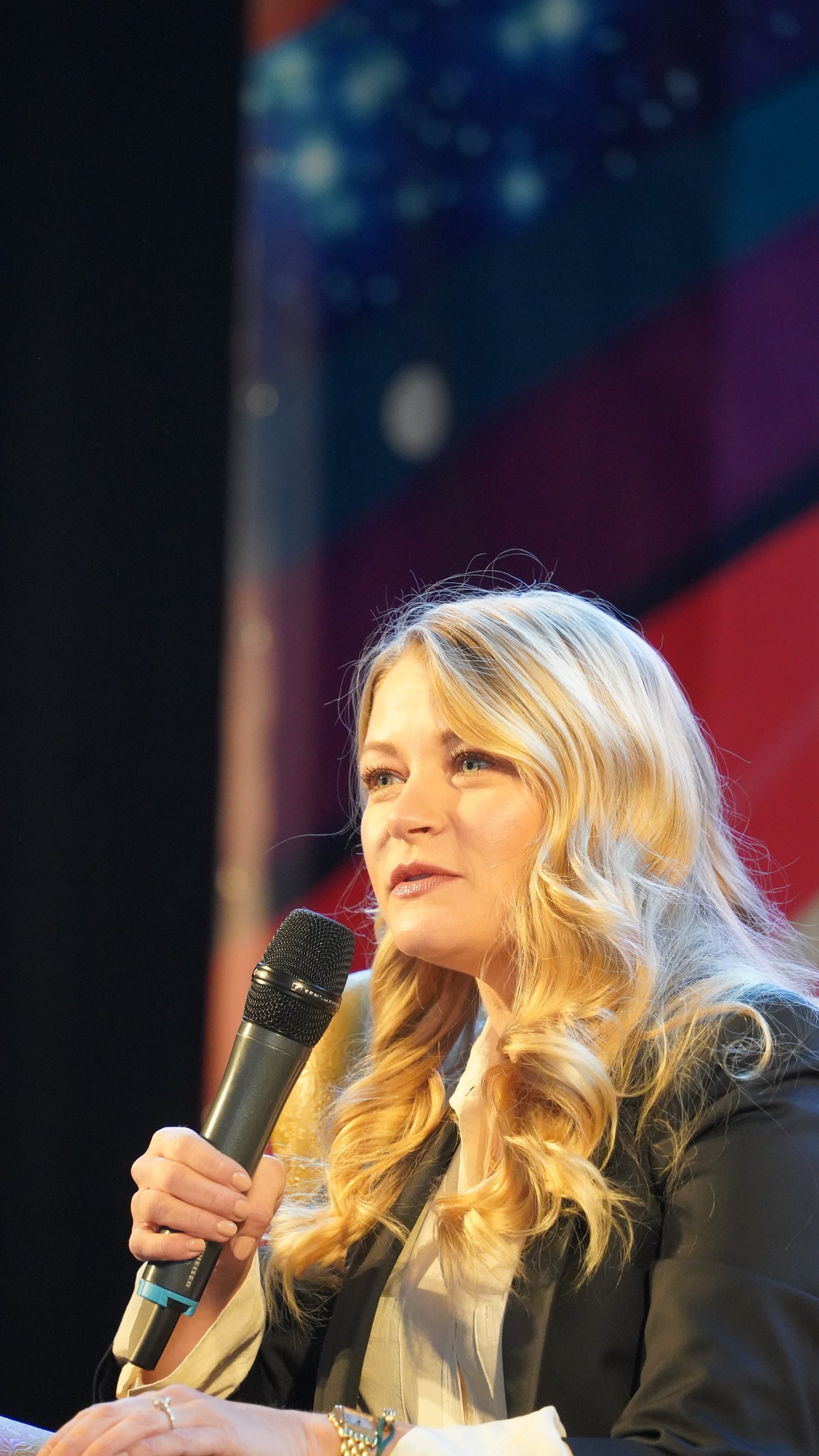 Comiccon Brussels 2022 - Q&A Emilie De Ravin 
 Emilie De Ravin
  aka Belle, Claire, Tess Harding,...
Once Upon A Time - LOST -  Roswell - Beastmaster - ...
  Our next guest is a super talented Australian actress who is v