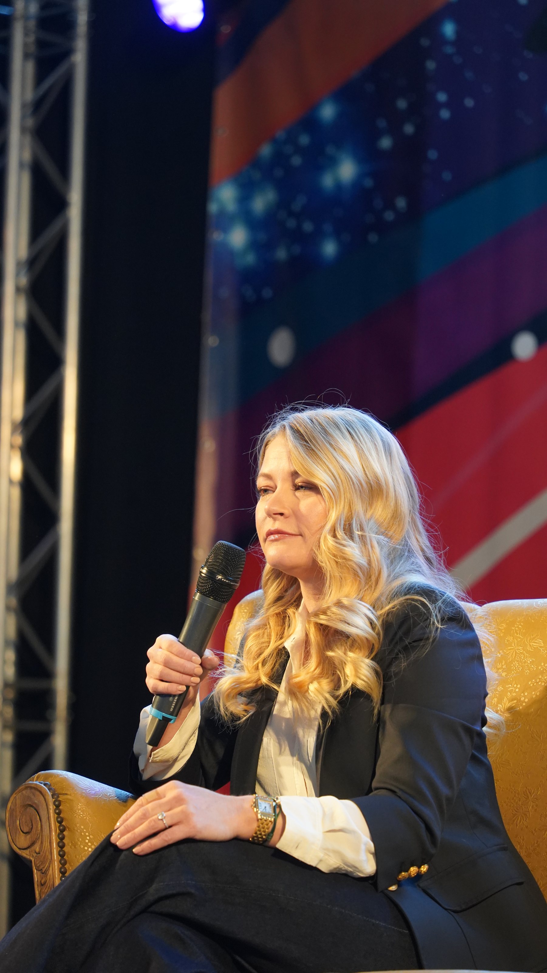 Comiccon Brussels 2022 - Q&A Emilie De Ravin 
 Emilie De Ravin
  aka Belle, Claire, Tess Harding,...
Once Upon A Time - LOST -  Roswell - Beastmaster - ...
  Our next guest is a super talented Australian actress who is v