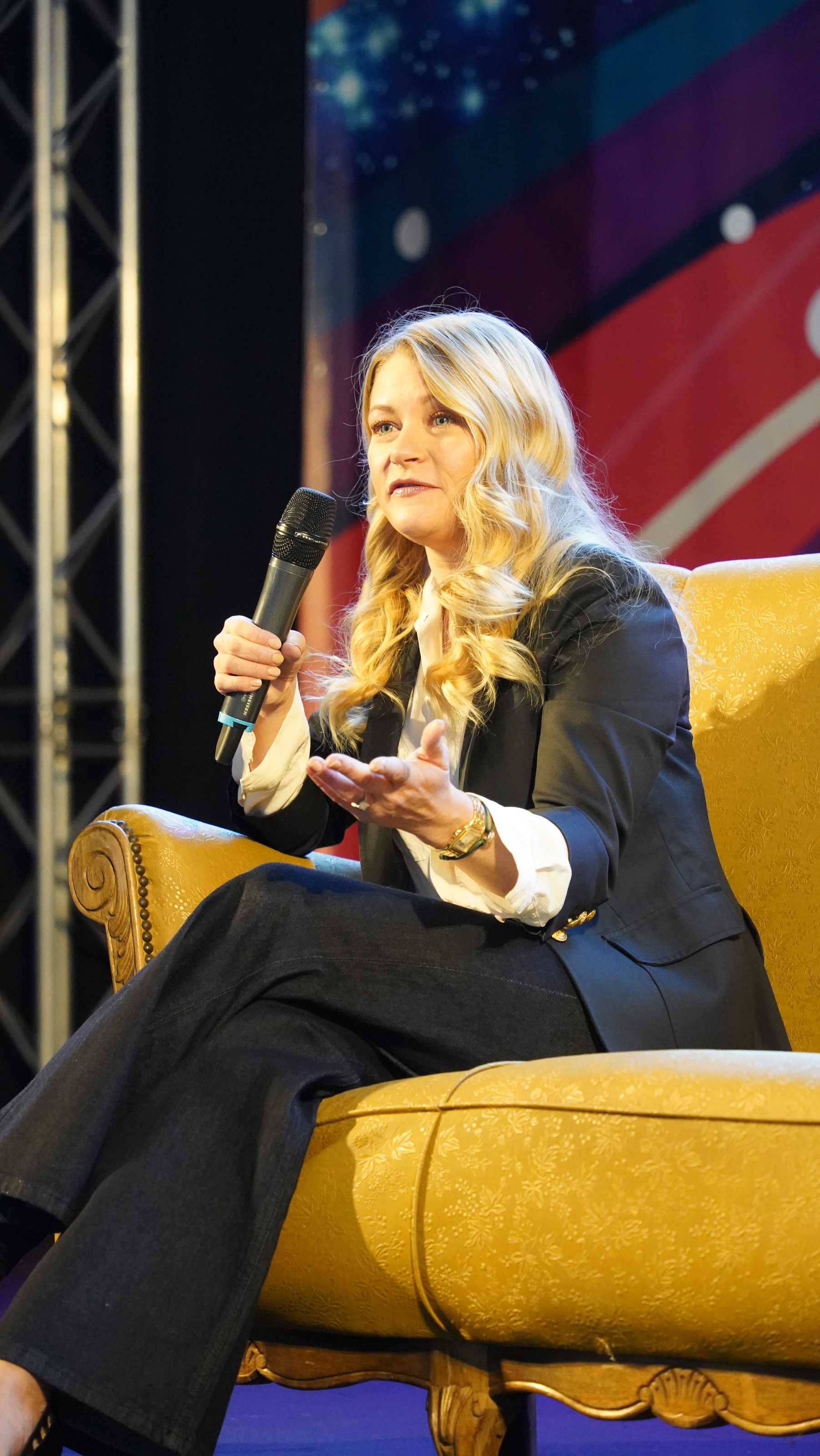 Comiccon Brussels 2022 - Q&A Emilie De Ravin 
 Emilie De Ravin
  aka Belle, Claire, Tess Harding,...
Once Upon A Time - LOST -  Roswell - Beastmaster - ...
  Our next guest is a super talented Australian actress who is v