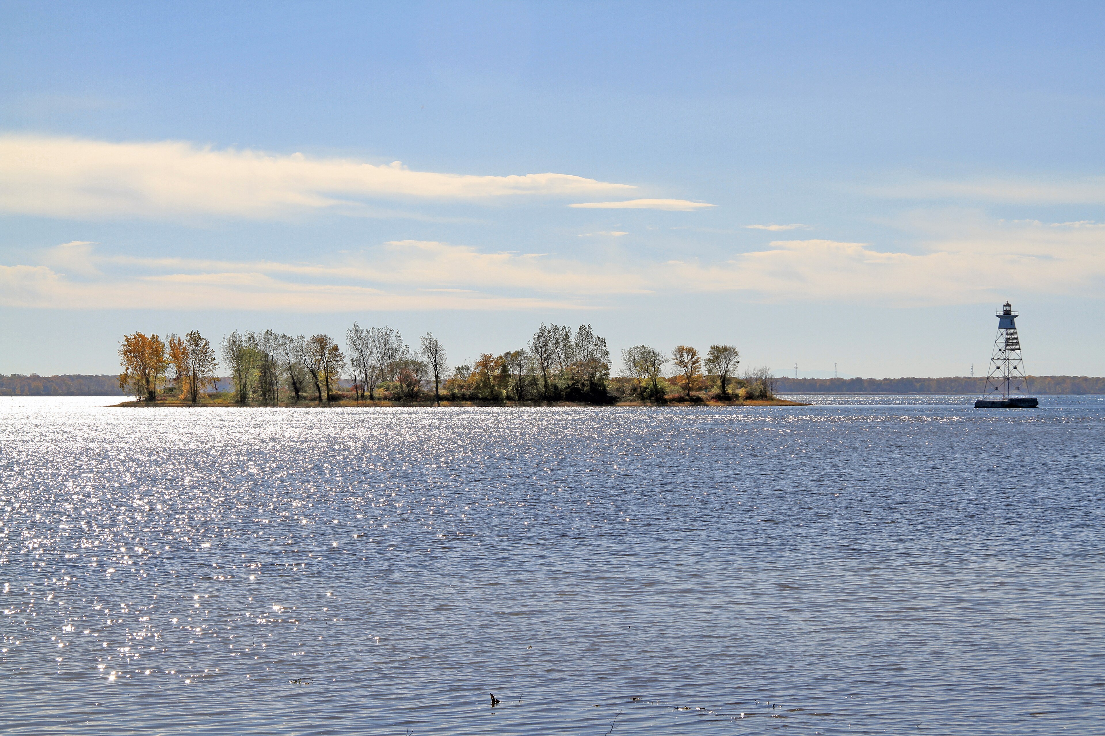 Vue de l’île Dixie (face à Dorval auquel elle est rattachée)  dans l'archipel d'Hochelaga.