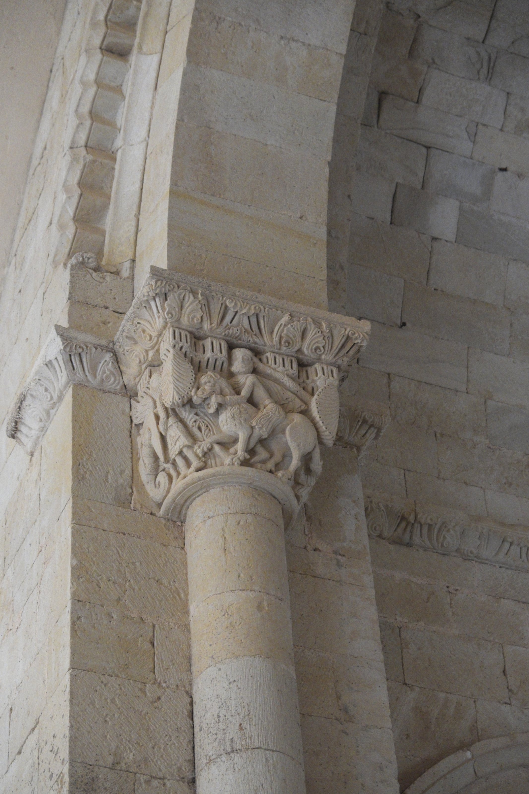 Ermita de Santa Cecilia in  Vallespinoso de Aguilar  in der Provinz Palencia (Kastilien-León/Spanien), Kapitell im Innenraum, Darstellung: Samsons Kampf mit dem Löwen