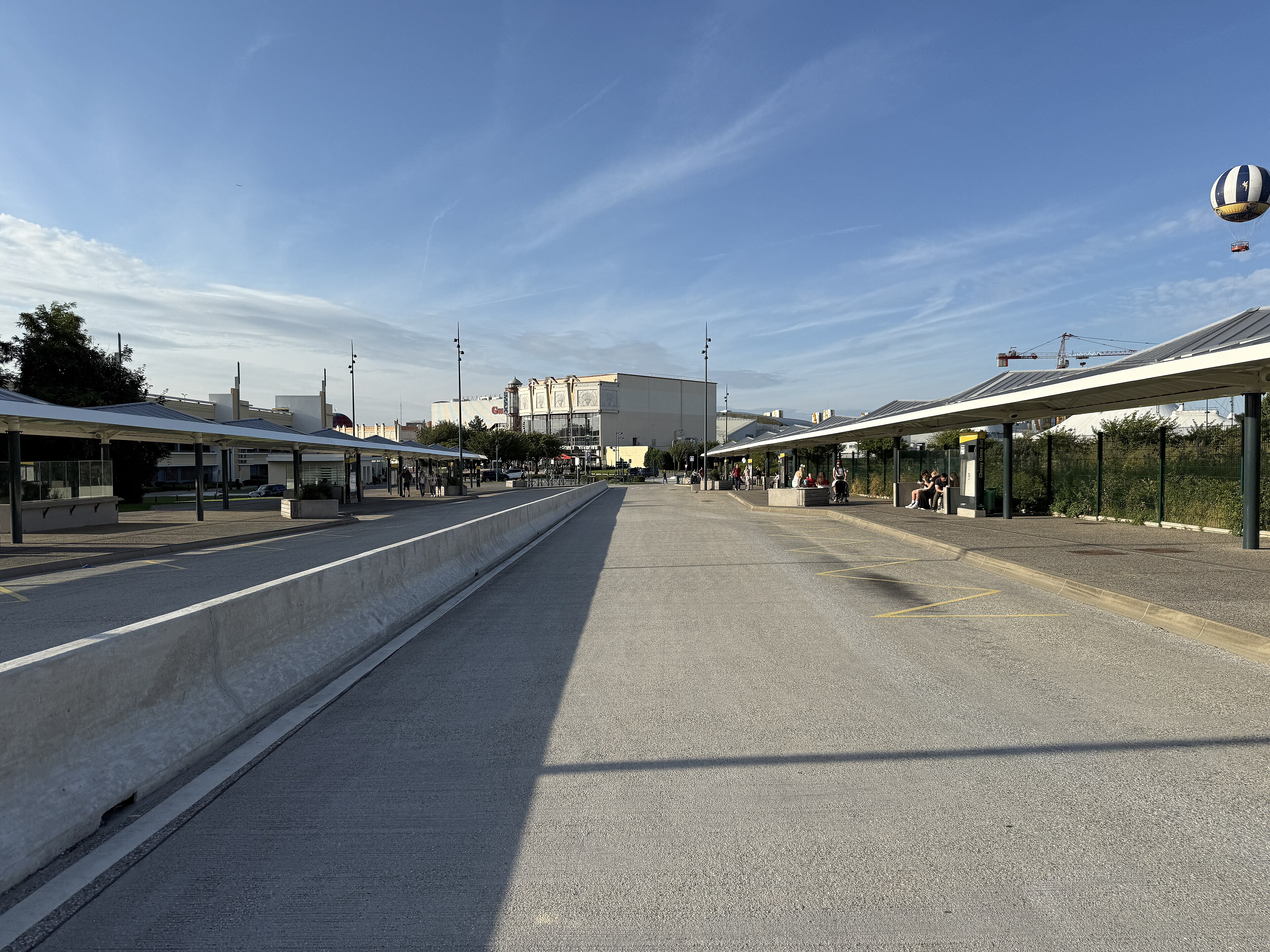 Arrêt de bus Gare de Marne-la-Vallée - Chessy Sud, rue de la Planchette, Chessy en Seine-et-Marne.