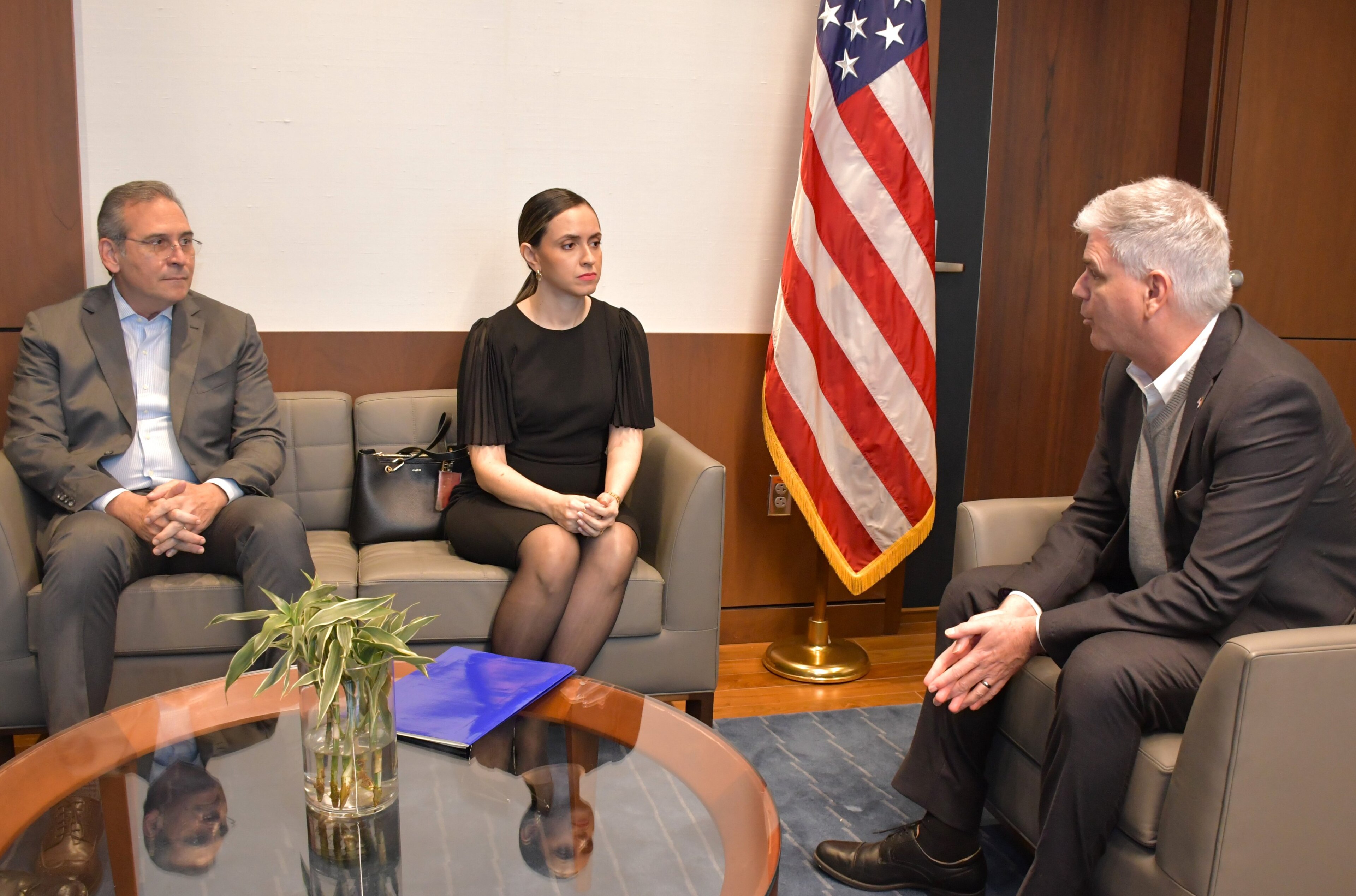 El embajador estadounidense en Paraguay, Marc Ostfield (derecha), se reúne con Claudia Aguilera (centro), la viuda del fallecido fiscal paraguayo Marcelo Pecci. Junto con ellos, el embajador colombiano en Paraguay, Manue