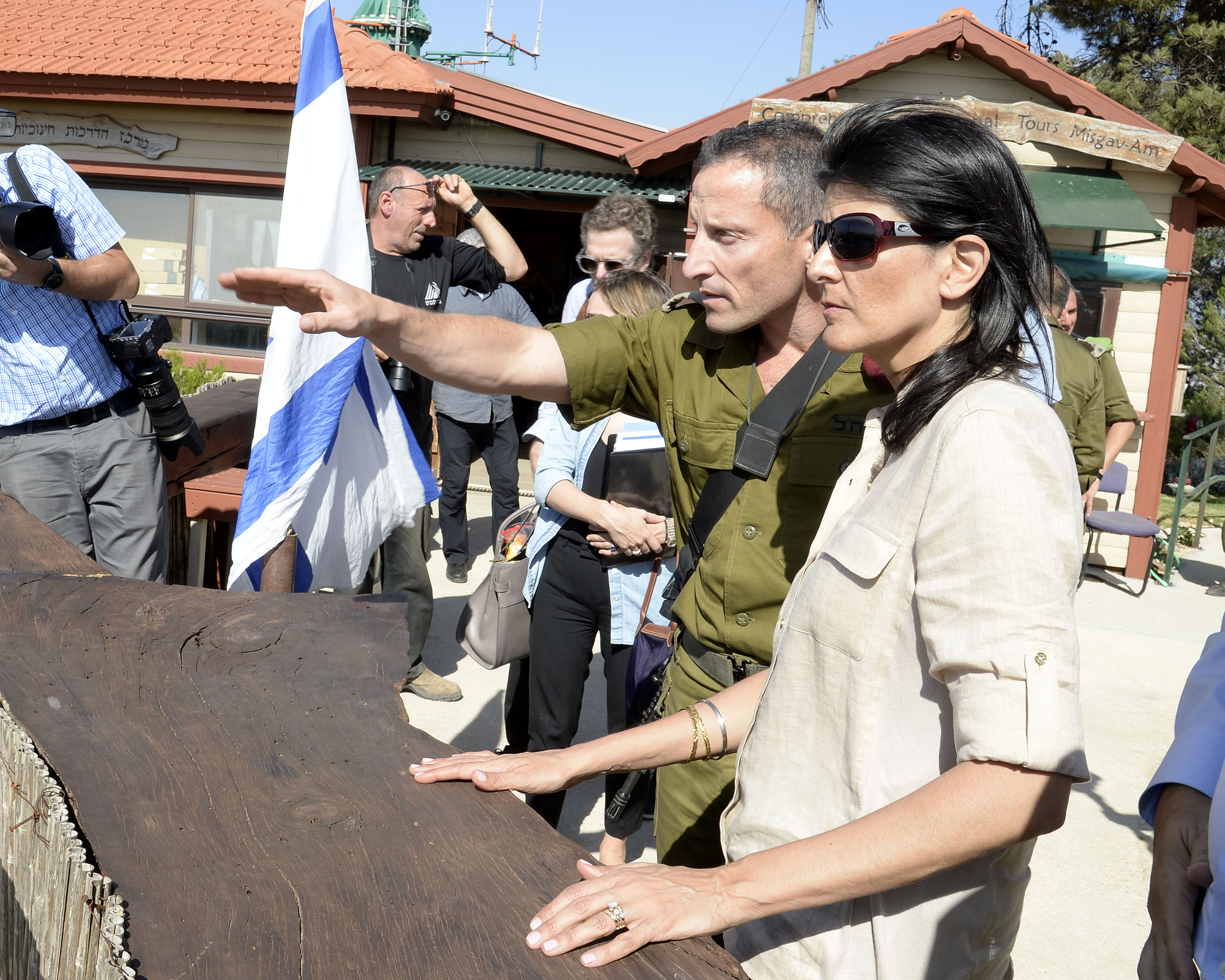 היילי ומפקד עוצבת הגליל תא"ל אמיר ברעם בגבול הצפון.
