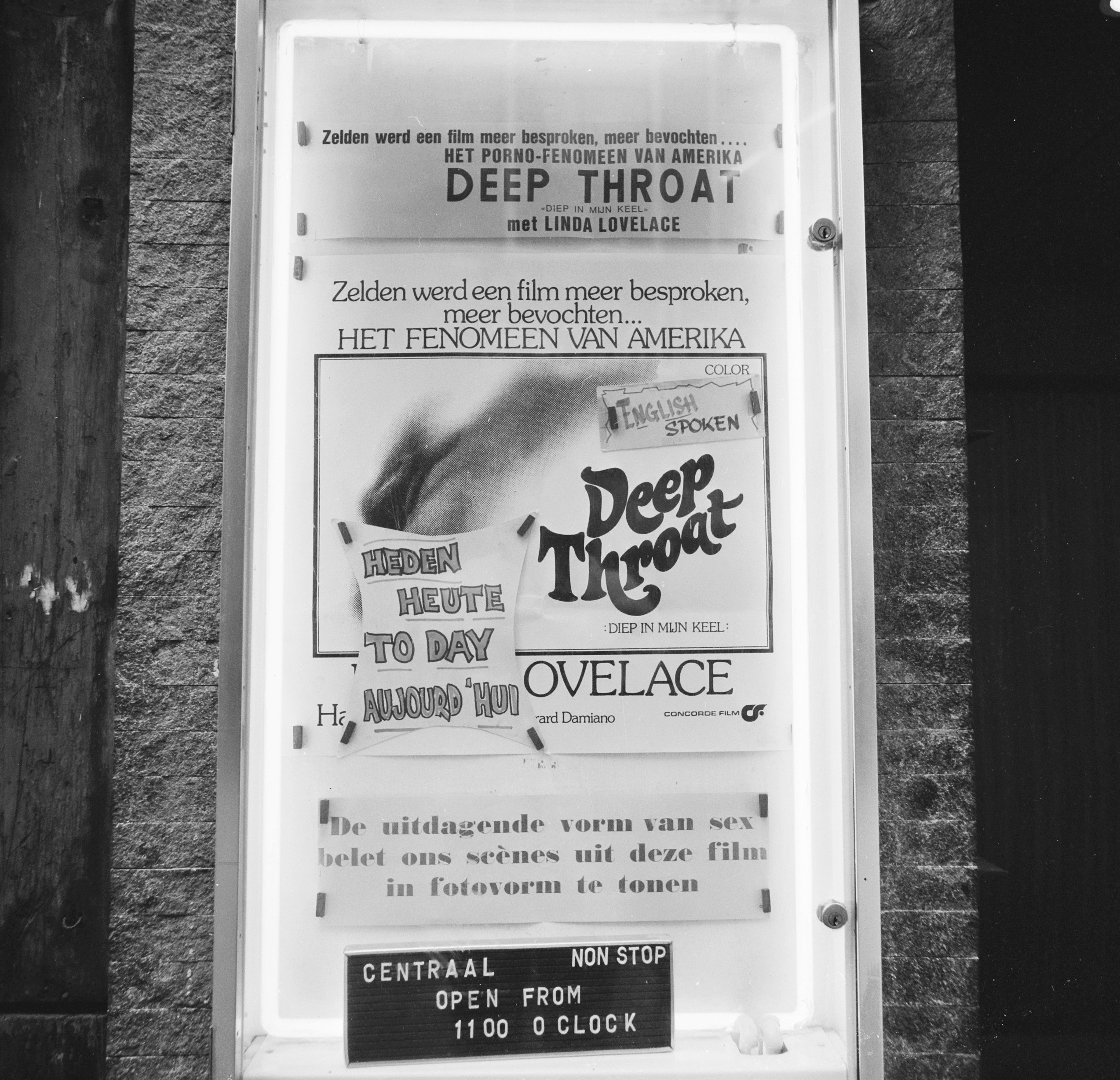 Collectie / Archief : Fotocollectie Anefo 
 Reportage / Serie : [ onbekend ] 
Beschrijving : Film "Deep Throat" in bioscoop Parisien 
Datum : 17 februari 1977 
Locatie : Amsterdam, Noord-Holland 
Trefwoorden : bioscopen,