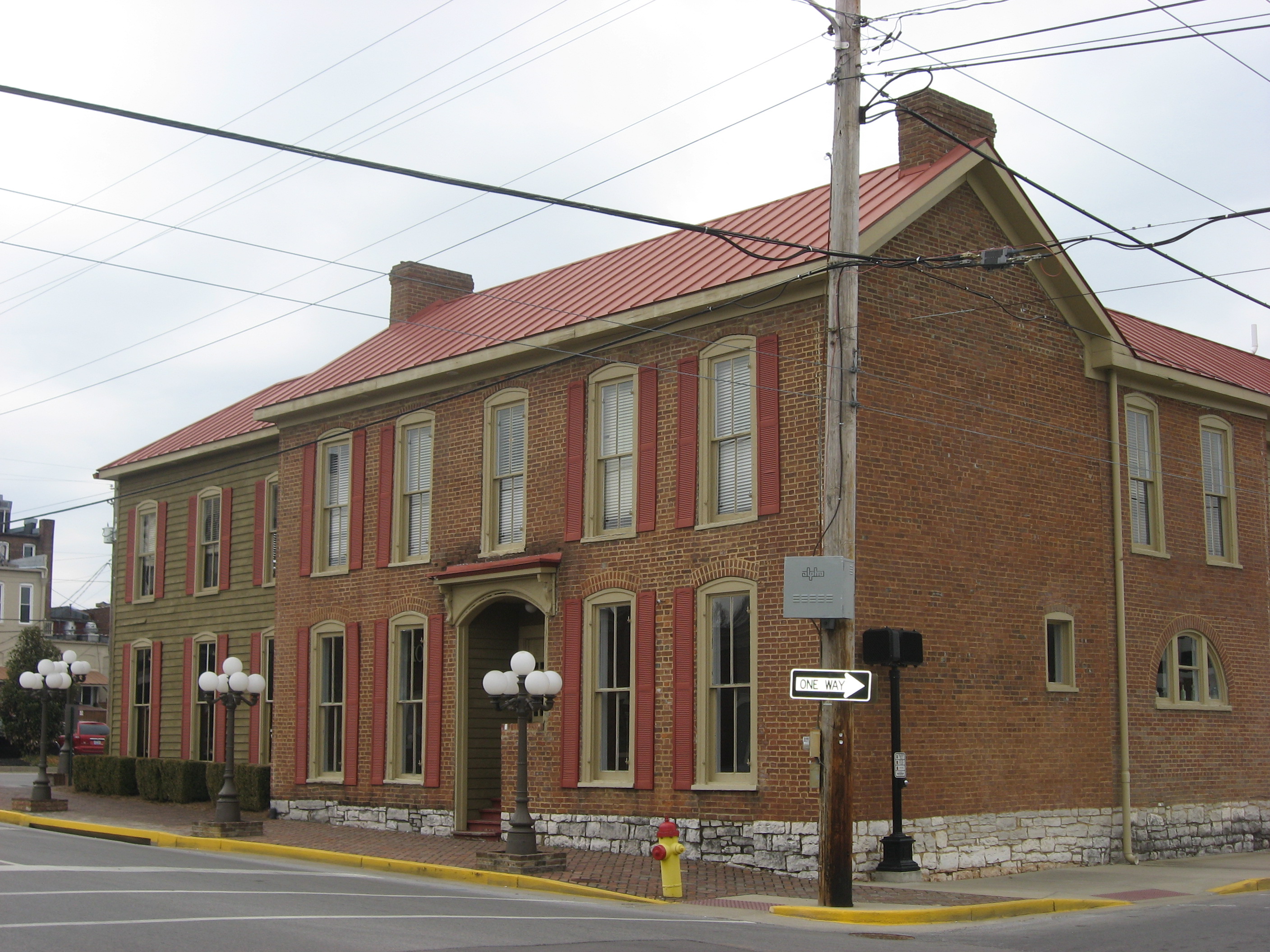 Front and eastern side of the  Maria Moore House , located at 801 State Street in  Bowling Green ,  Kentucky ,  United States .  Built in 1820, it is listed on the  National Register of Historic Places .