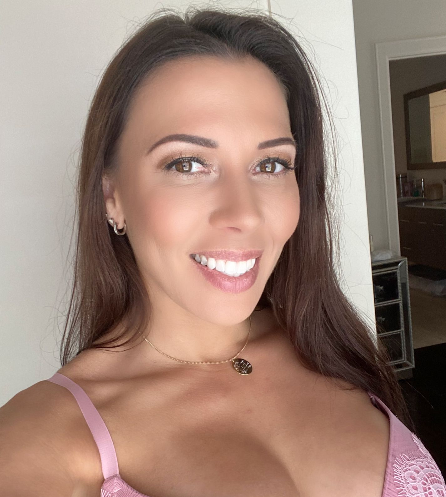 Selfie of Rachel Starr taken in her home