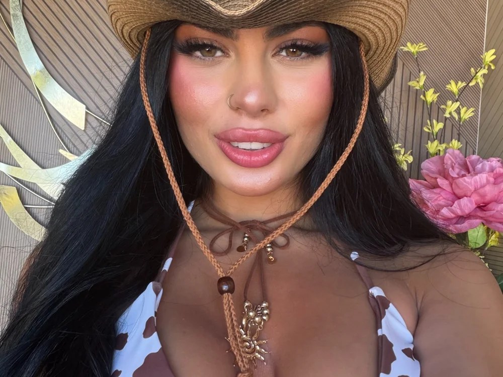 ravennadarcy, preview image from her own streaming profile