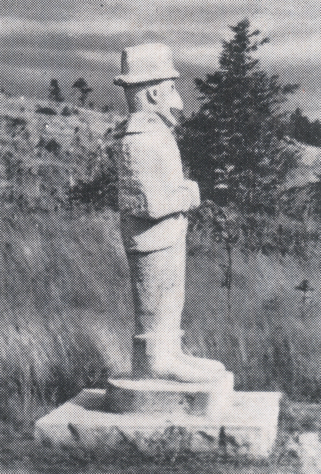 Richard Franke, Rauchwarenveredler und -händler, Autobiographie, 1971. 
  Bildunterschrift:  „Der stänerne Moan“ am Waldwege Ewigkeit. Figur vom Urgroßvater gemacht. Sockel vom Vater 1915 erneuert.  ( Pohldorf , Niedersc