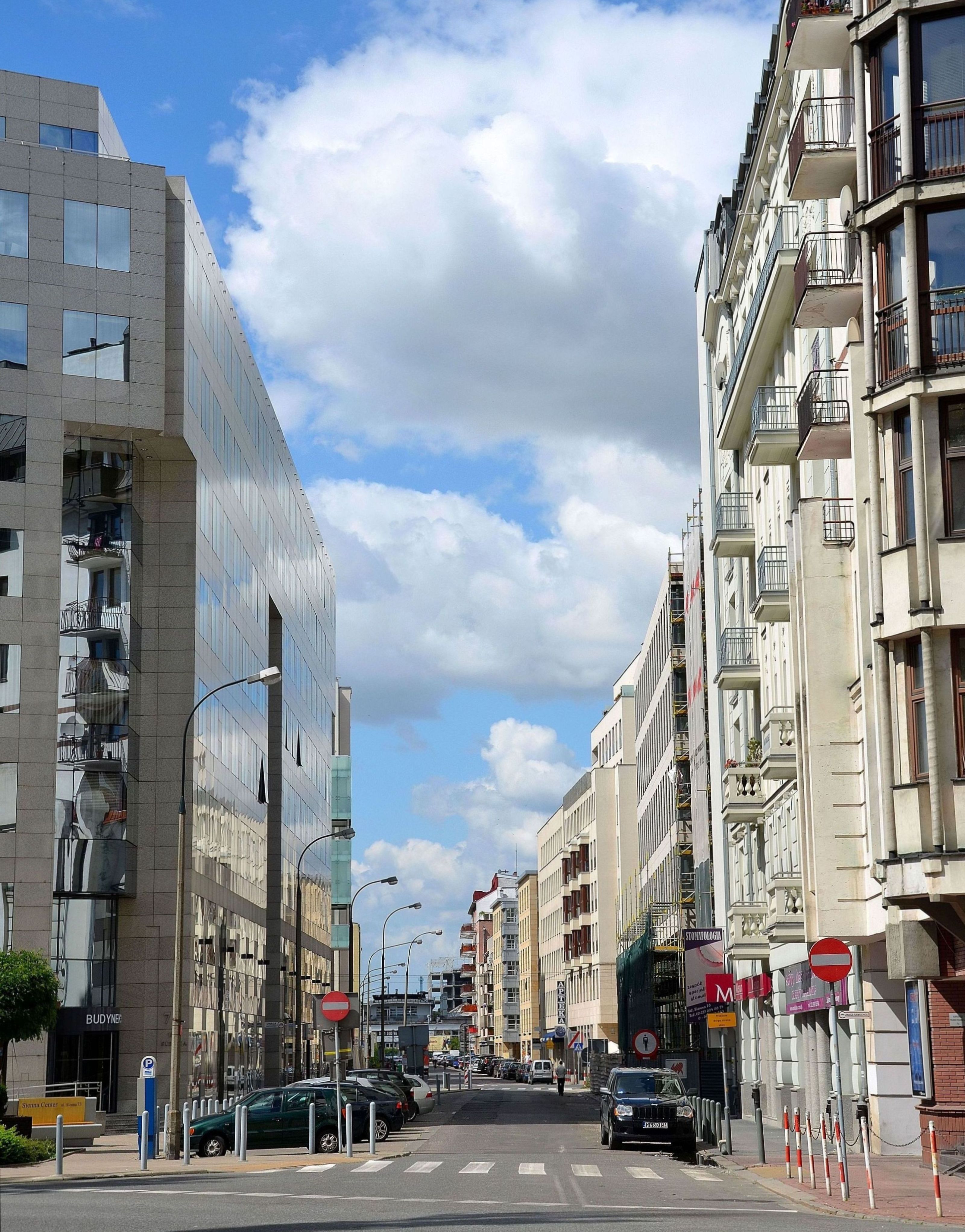 Sienna Street in Warsaw at the intersection with Twarda Street (view to the west)