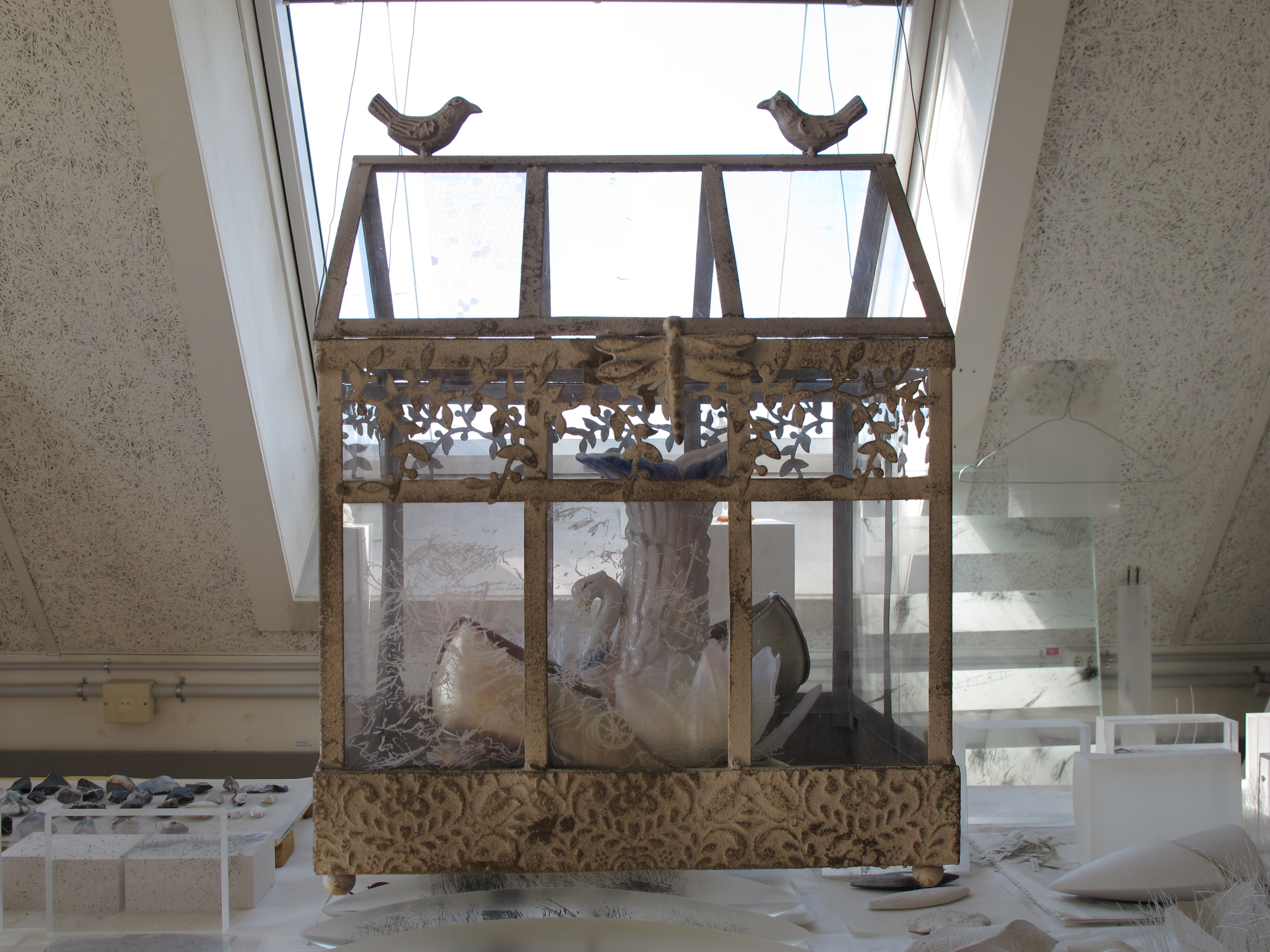 Sonya Friedrich: Schwanenhäuschen. 2010. Blech, Glas bedruckt, Plexiglas, Leder, Salz, Porzellan und Kunstblumen