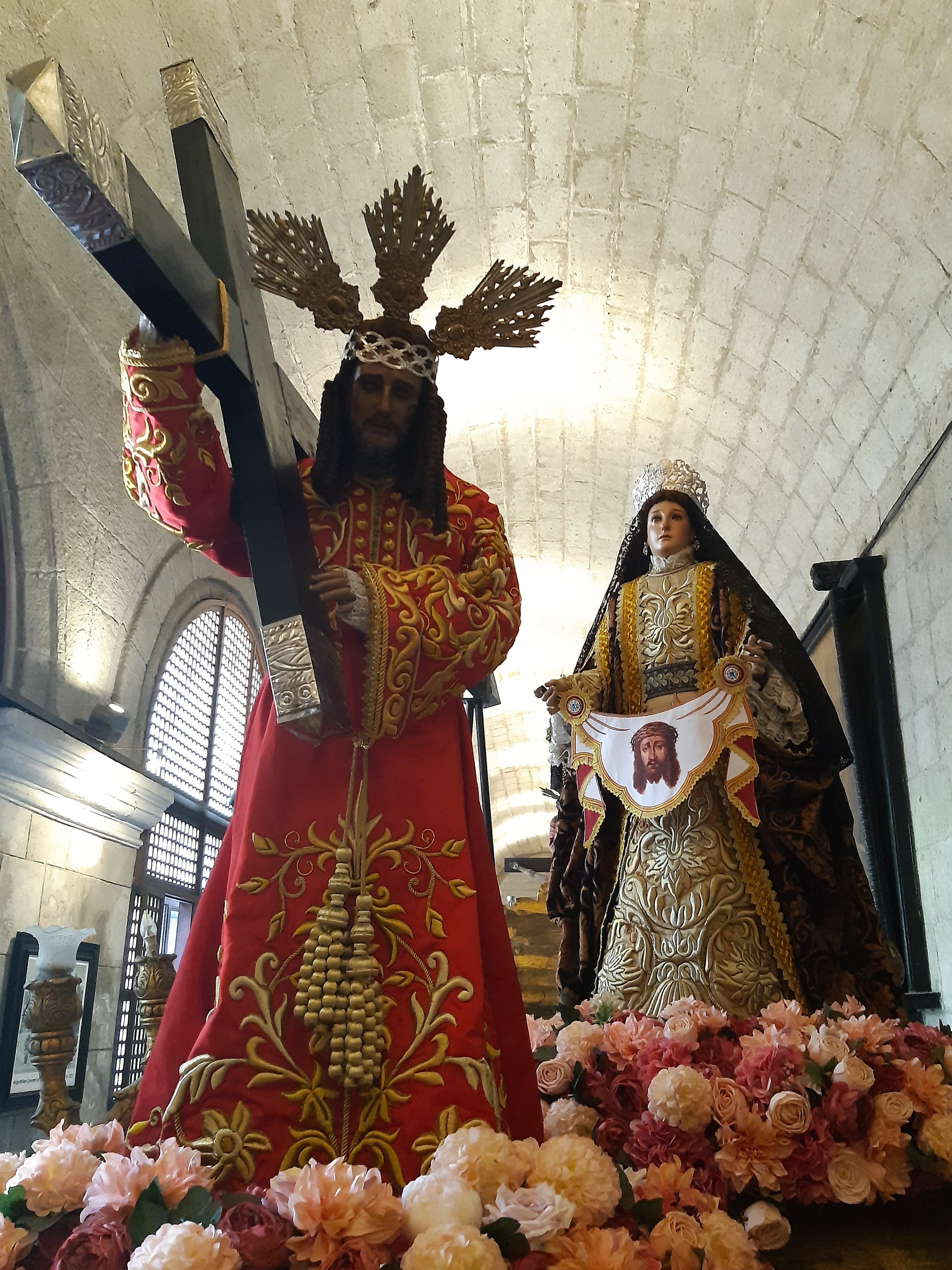 Image of Jesus with Saint Veronica mounted on a processional float or "carroza." Exhibited in the 2024 Lenten exhibit of the San Agustin Church and Museum, Manila.